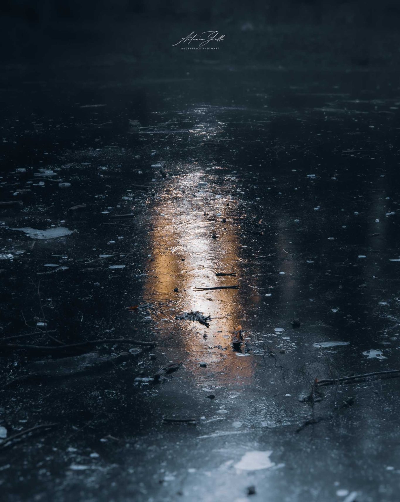 Gefrorenes Licht der Erinnerung Reflexion von Licht auf einer gefrorenen, dunklen Oberfläche.